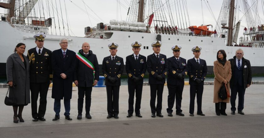 A Taranto due delegazioni delle marine peruviana e spagnola, la visita a Palazzo di Città