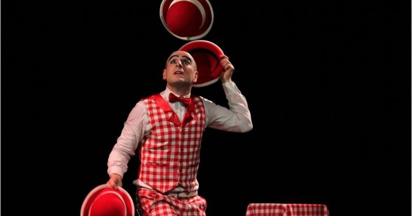 Sabato 6 gennaio per la rassegna «Favole & Tamburi» : “Love is in the Air”,  dentro i pensieri di un giocoliere con il clown Andrea Farnetani