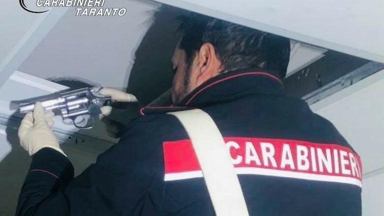 ARMI E DROGA NEL CONTROSOFFITTO, ARRESTATO UN 38ENNE DEL RIONE TAMBURI.