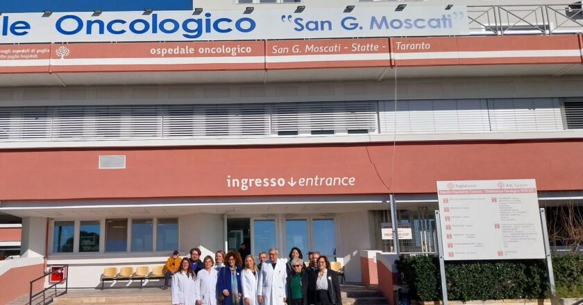 Lanaterapia: gomitoli e uncinetti per le pazienti oncologiche al Moscati e a Martina Franca.