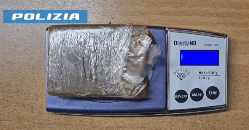 Nascondeva hashish in una lavanderia self service, 29enne denunciato dalla Polizia di Stato