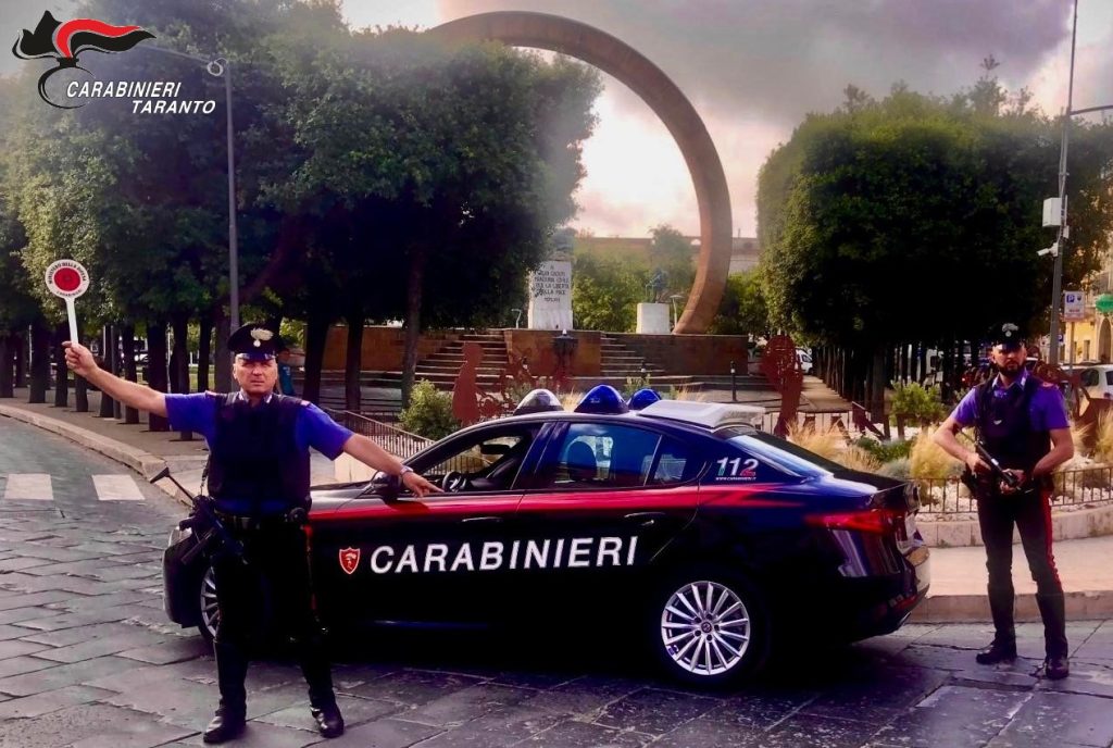 MANDURIA: PRESUNTO SPACCIATORE GETTA IN TERRA LA DROGA E SCAPPA, ARRESTATO DAI CARABINIERI.