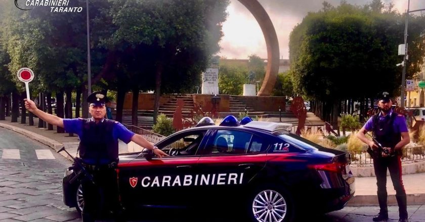 MANDURIA: PRESUNTO SPACCIATORE GETTA IN TERRA LA DROGA E SCAPPA, ARRESTATO DAI CARABINIERI.