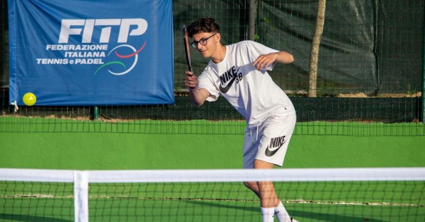 TUTTI PAZZI PER IL PICKLEBALL, IL PIÙ GIOVANE ISTRUTTORE ITALIANO È DI CRISPIANO